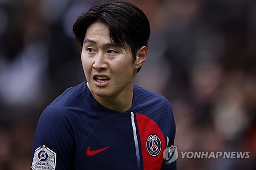 파리 생제르맹(PSG)이 이강인에 대한 거액의 제안을 거절했다. 이강인은 한때 이적설에 시달리며 한 시즌 만에 PSG를 떠날 수 있다는 우려가 제기되기도 했으나, PSG가 높은 금액에도 이강인을 지키겠다는 의사를 명확하게 하면서 지난 시즌을 통해 이강인에게서 가능성을 본 루이스 엔리케 감독이 이강인을 다음 시즌 자신의 플랜에 포함시킬 거라는 추측을 할 수 있다. 사진 연합뉴스