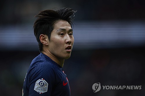 파리 생제르맹(PSG)이 이강인에 대한 거액의 제안을 거절했다. 이강인은 한때 이적설에 시달리며 한 시즌 만에 PSG를 떠날 수 있다는 우려가 제기되기도 했으나, PSG가 높은 금액에도 이강인을 지키겠다는 의사를 명확하게 하면서 지난 시즌을 통해 이강인에게서 가능성을 본 루이스 엔리케 감독이 이강인을 다음 시즌 자신의 플랜에 포함시킬 거라는 추측을 할 수 있다. 사진 연합뉴스