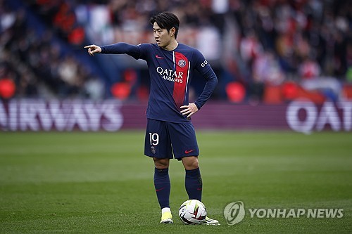 파리 생제르맹(PSG)이 이강인에 대한 거액의 제안을 거절했다. 이강인은 한때 이적설에 시달리며 한 시즌 만에 PSG를 떠날 수 있다는 우려가 제기되기도 했으나, PSG가 높은 금액에도 이강인을 지키겠다는 의사를 명확하게 하면서 지난 시즌을 통해 이강인에게서 가능성을 본 루이스 엔리케 감독이 이강인을 다음 시즌 자신의 플랜에 포함시킬 거라는 추측을 할 수 있다. 사진 연합뉴스