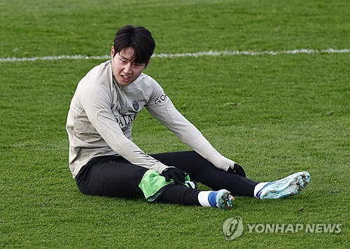 파리 생제르맹(PSG)이 이강인에 대한 거액의 제안을 거절했다. 이강인은 한때 이적설에 시달리며 한 시즌 만에 PSG를 떠날 수 있다는 우려가 제기되기도 했으나, PSG가 높은 금액에도 이강인을 지키겠다는 의사를 명확하게 하면서 지난 시즌을 통해 이강인에게서 가능성을 본 루이스 엔리케 감독이 이강인을 다음 시즌 자신의 플랜에 포함시킬 거라는 추측을 할 수 있다. 사진 연합뉴스