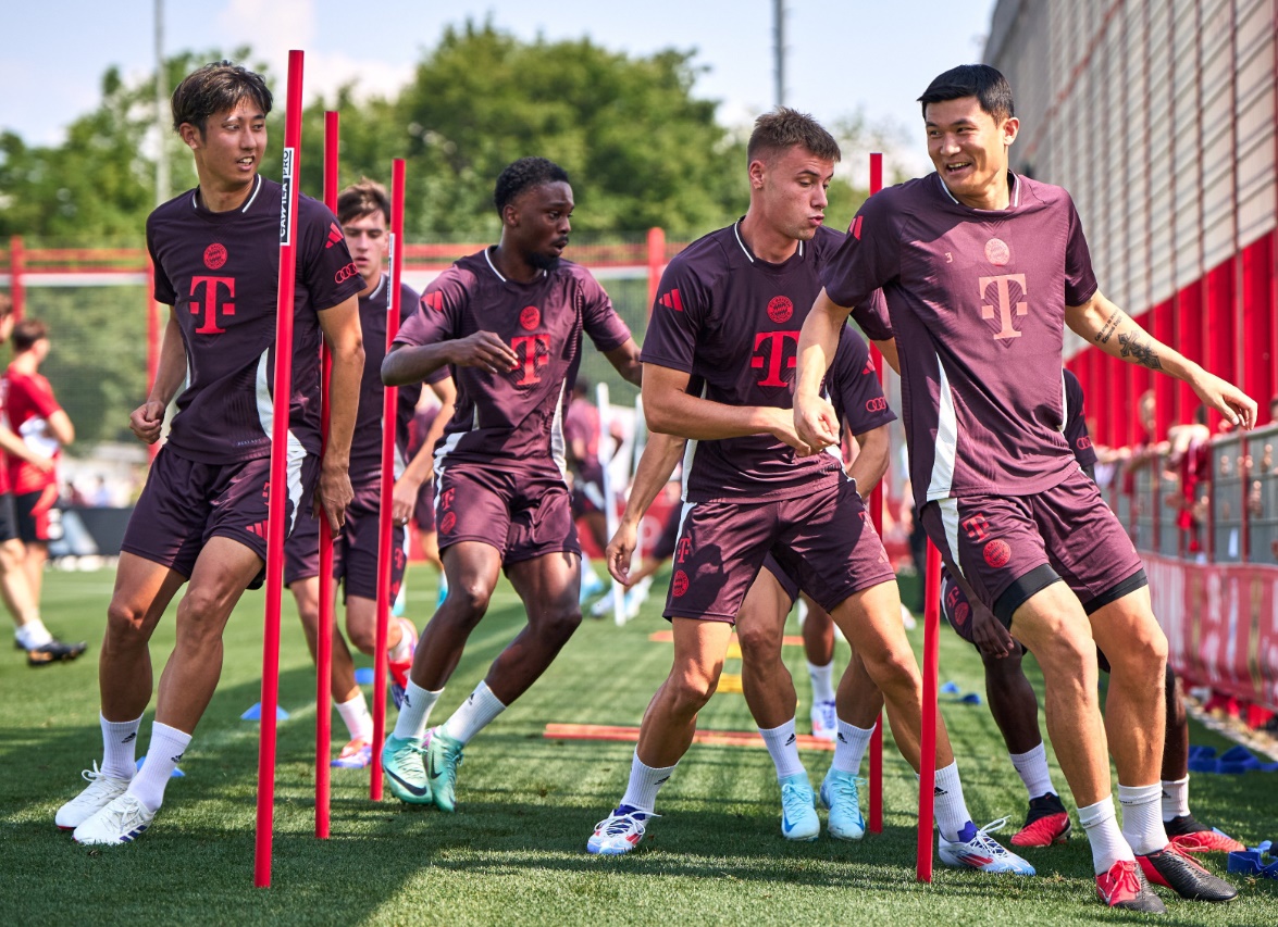 바이에른 뮌헨 소식을 주로 전하는 독일 매체 FCB인사이드는 22일(한국시간) 뱅상 콤파니  감독 밑에서 새로운 출발을 하고 있는 김민재가 바이에른 뮌헨 훈련에서 인상적인 모습을 보였다고 보도했다. 현재 뮌헨 선수들은 새로운 사령탑 콤파니 감독 밑에서 여름 프리시즌 훈련을 소화 중이다. 이때 독일 현지 매체에 의하면 김민재는 훈련 초반부터 좋은 모습을 보이면서 콤파니 감독으로부터 칭찬을 받았다. 지난 시즌 후반기에 주전 경쟁에서 밀리며 혹평을 받았던 김민재가 새 감독에게 눈도장을 찍으면서 다음 시즌 주전 경쟁에 청신호를 켰다. 뮌헨 SNS