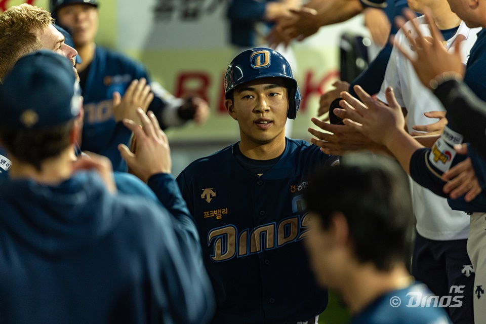 NC 내야수 김휘집은 21일 수원 KT위즈파크에서 열린 '2024 신한 SOL Bank KBO 리그' KT와 주말 3연전 마지막 경기에서 5번타자 유격수로 선발 출전했다. 이날 생애 첫 멀티포를 쳐 팀의 8-2 승리에 힘을 보탰다. NC 다이노스