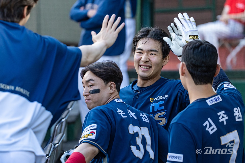 NC 내야수 김휘집은 21일 수원 KT위즈파크에서 열린 '2024 신한 SOL Bank KBO 리그' KT와 주말 3연전 마지막 경기에서 5번타자 유격수로 선발 출전했다. 이날 생애 첫 멀티포를 쳐 팀의 8-2 승리에 힘을 보탰다. NC 다이노스