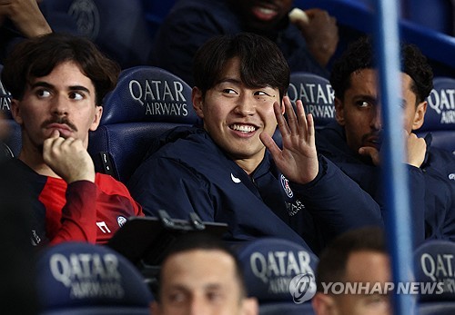  PSG(파리 생제르맹)는 이강을 지키겠다는 생각이다. 나폴리는 이강인을 딜에 포함시키는 조건으로 빅터 오시멘을 내주겠다고 제안했지만, PSG는 이강인을 놓아줄 생각이 없다. 더불어 오시멘을 굳이 영입하지 않아도 현재 팀의 스트라이커 자원인 곤살루 하무스와 랑달 콜로 무아니에게 만족하고 있다는 소식이다. 사진 연합뉴스