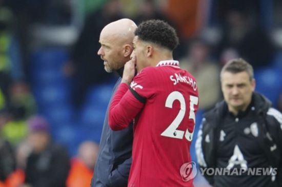 제이든 산초가 이강인의 현 소속팀인 PSG(파리 생제르맹) 이적에 근접했다. 당초 PSG는 지난 시즌을 끝으로 떠난 킬리안 음바페의 대체자로 나폴리의 빅터 오시멘 영입을 고려 중이었다. 하지만 비싼 이적료와 이강인을 딜에 포함시키고 싶어하는 나폴리의 제안을 거절하면서 차선책으로 측면 공격수를 영입하기로 했다. 이에 맨체스터 유나이티드의 문제아로 낙인이 박힌 산초가 PSG와 연결되는 중이다. 사진 연합뉴스