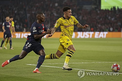 제이든 산초가 이강인의 현 소속팀인 PSG(파리 생제르맹) 이적에 근접했다. 당초 PSG는 지난 시즌을 끝으로 떠난 킬리안 음바페의 대체자로 나폴리의 빅터 오시멘 영입을 고려 중이었다. 하지만 비싼 이적료와 이강인을 딜에 포함시키고 싶어하는 나폴리의 제안을 거절하면서 차선책으로 측면 공격수를 영입하기로 했다. 이에 맨체스터 유나이티드의 문제아로 낙인이 박힌 산초가 PSG와 연결되는 중이다. 사진 연합뉴스