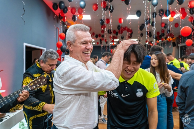 RCD 마요르카에서 이강인을 지도했던 하비에르 아기레 감독이 멕시코 축구 국가대표팀 사령탑에 부임했다. 아기레 감독을 보좌할 오른팔은 멕시코의 레전드이자 과거 바르셀로나에서 뛰었던 라파엘 마르케스 코치다. 멕시코축구협회는 23일(한국시간) 공식 홈페이지를 통해 아기레 감독과 마르케스 코치 선임 소식을 알렸다. 사진 마요르카