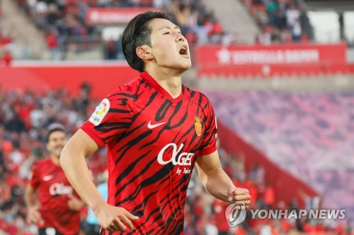 RCD 마요르카에서 이강인을 지도했던 하비에르 아기레 감독이 멕시코 축구 국가대표팀 사령탑에 부임했다. 아기레 감독을 보좌할 오른팔은 멕시코의 레전드이자 과거 바르셀로나에서 뛰었던 라파엘 마르케스 코치다. 멕시코축구협회는 23일(한국시간) 공식 홈페이지를 통해 아기레 감독과 마르케스 코치 선임 소식을 알렸다. 사진 연합뉴스