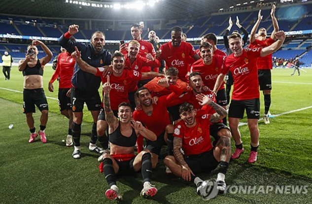 RCD 마요르카에서 이강인을 지도했던 하비에르 아기레 감독이 멕시코 축구 국가대표팀 사령탑에 부임했다. 아기레 감독을 보좌할 오른팔은 멕시코의 레전드이자 과거 바르셀로나에서 뛰었던 라파엘 마르케스 코치다. 멕시코축구협회는 23일(한국시간) 공식 홈페이지를 통해 아기레 감독과 마르케스 코치 선임 소식을 알렸다. 사진 연합뉴스