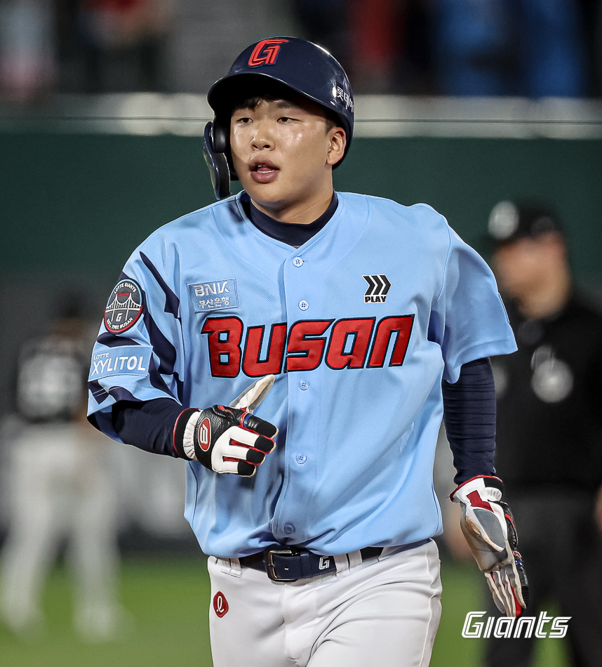 롯데 내야수 이호준은 17일 울산 문수야구장에서 열린 '2024 신한 SOL Bank KBO 리그' 두산과 주중 3연전 두 번째 경기에 교체 출전. 10회말 볼넷을 골라내며 팀 승리에 힘을 보탰다. 롯데 자이언츠