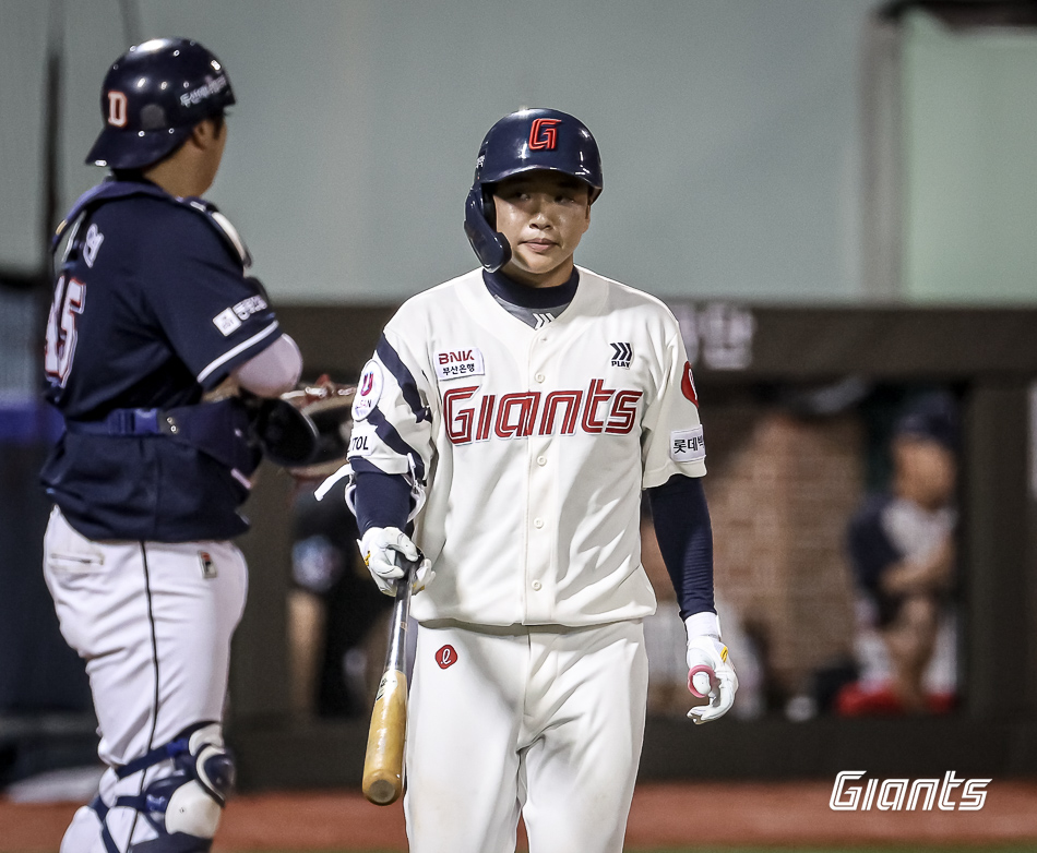 롯데 내야수 이호준은 17일 울산 문수야구장에서 열린 '2024 신한 SOL Bank KBO 리그' 두산과 주중 3연전 두 번째 경기에 교체 출전. 10회말 볼넷을 골라내며 팀 승리에 힘을 보탰다. 롯데 자이언츠