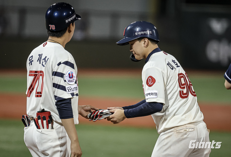 롯데 내야수 이호준(오른쪽)은 17일 울산 문수야구장에서 열린 '2024 신한 SOL Bank KBO 리그' 두산과 주중 3연전 두 번째 경기에 교체 출전. 10회말 볼넷을 골라내며 팀 승리에 힘을 보탰다. 롯데 자이언츠