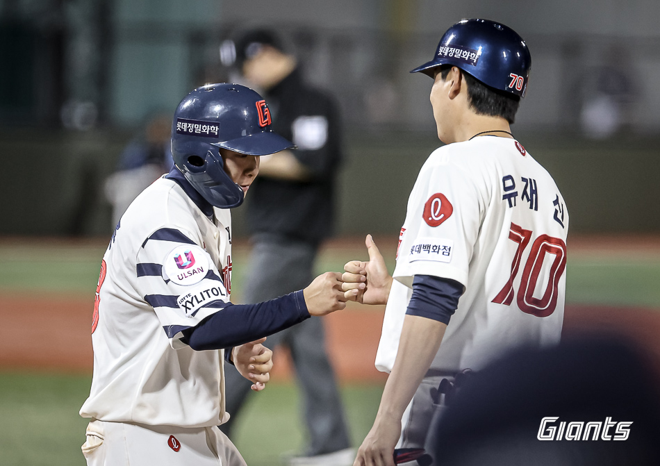 롯데 내야수 이호준(왼쪽)은 17일 울산 문수야구장에서 열린 '2024 신한 SOL Bank KBO 리그' 두산과 주중 3연전 두 번째 경기에 교체 출전. 10회말 볼넷을 골라내며 팀 승리에 힘을 보탰다. 롯데 자이언츠