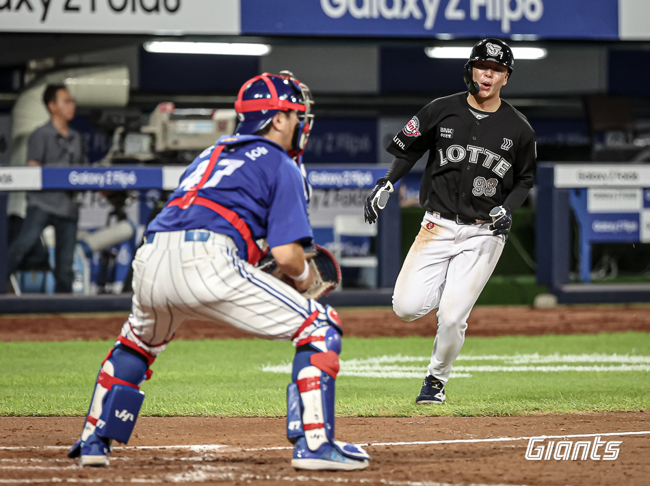 롯데 내야수 이호준은 17일 울산 문수야구장에서 열린 '2024 신한 SOL Bank KBO 리그' 두산과 주중 3연전 두 번째 경기에 교체 출전. 10회말 볼넷을 골라내며 팀 승리에 힘을 보탰다. 롯데 자이언츠