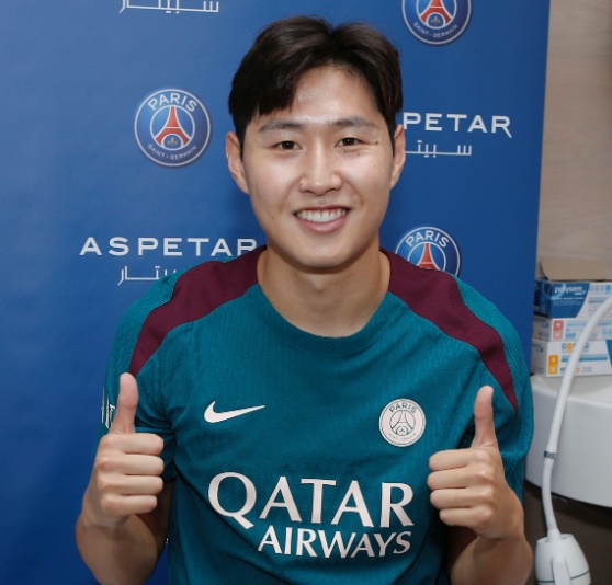 파리 생제르맹(PSG) 소식을 주로 전하는 프랑스 매체 PSG 포스트는 23일(한국시간) 이강인의 복귀는 PSG가 다가오는 시즌을 준비하는데 긍정적인 신호라고 보도했다. PSG가 구단 공식 사회관계망서비스(SNS) 계정을 통해 공개한 영상에 따르면 이강인은 휴가를 마치고 클럽에 복귀한 뒤 간단한 메디컬 테스트와 실내 훈련을 진행했다. 이를 두고 매체는 이강인의 존재는 다음 시즌 유럽축구연맹(UEFA) 챔피언스리그를 포함해 참가하는 모든 대회에서 우승을 노리는 PSG에 필수라고 평가했다. PSG SNS