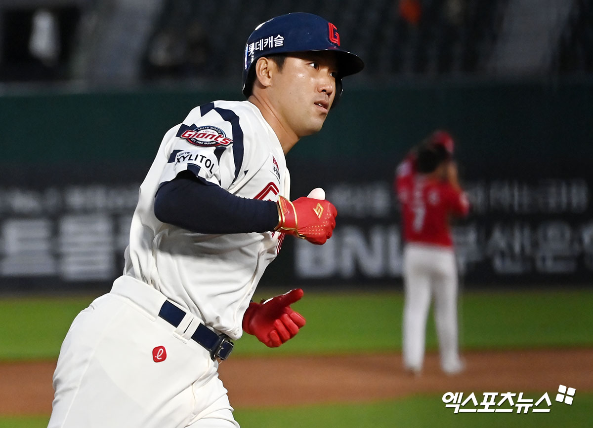 롯데 외야수 전준우는 23일 사직구장에서 열릴 '2024 신한 SOL Bank KBO 리그' LG와 주중 3연전 첫 경기에서 2번타자 좌익수로 선발 출전했다. 올해 전준우의 첫 2번타자 출전이다. 엑스포츠뉴스 DB