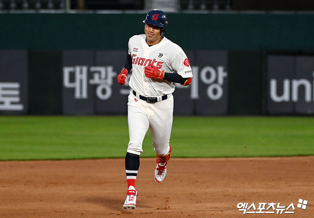 롯데 외야수 전준우는 23일 사직구장에서 열릴 '2024 신한 SOL Bank KBO 리그' LG와 주중 3연전 첫 경기에서 2번타자 좌익수로 선발 출전했다. 올해 전준우의 첫 2번타자 출전이다. 엑스포츠뉴스 DB