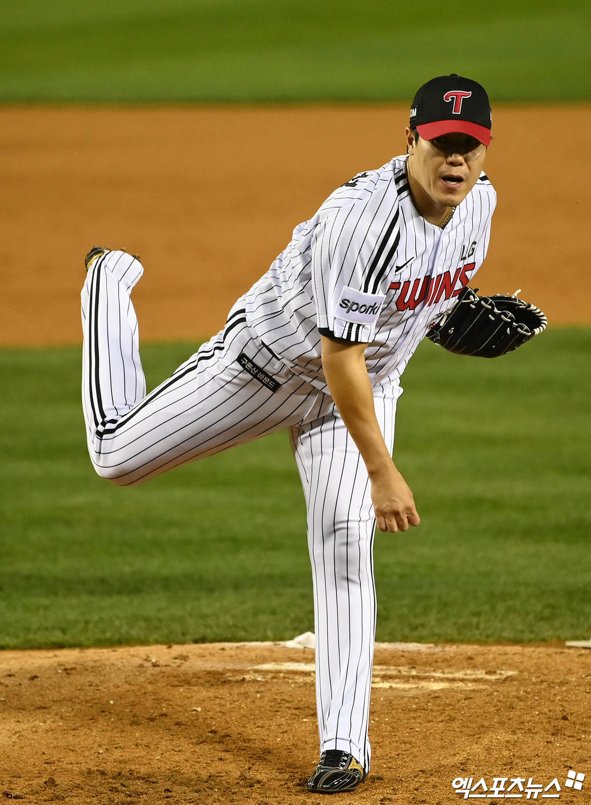 LG 투수 김진성은 23일 사직구장에서 열릴 '2024 신한 SOL Bank KBO 리그' 롯데와 주중 3연전 첫 경기를 앞두고 1군 엔트리에서 빠졌다. 김진성은 하루 전 SNS에 올린 게시글로 구단 내부 징계를 받았다. 엑스포츠뉴스 DB