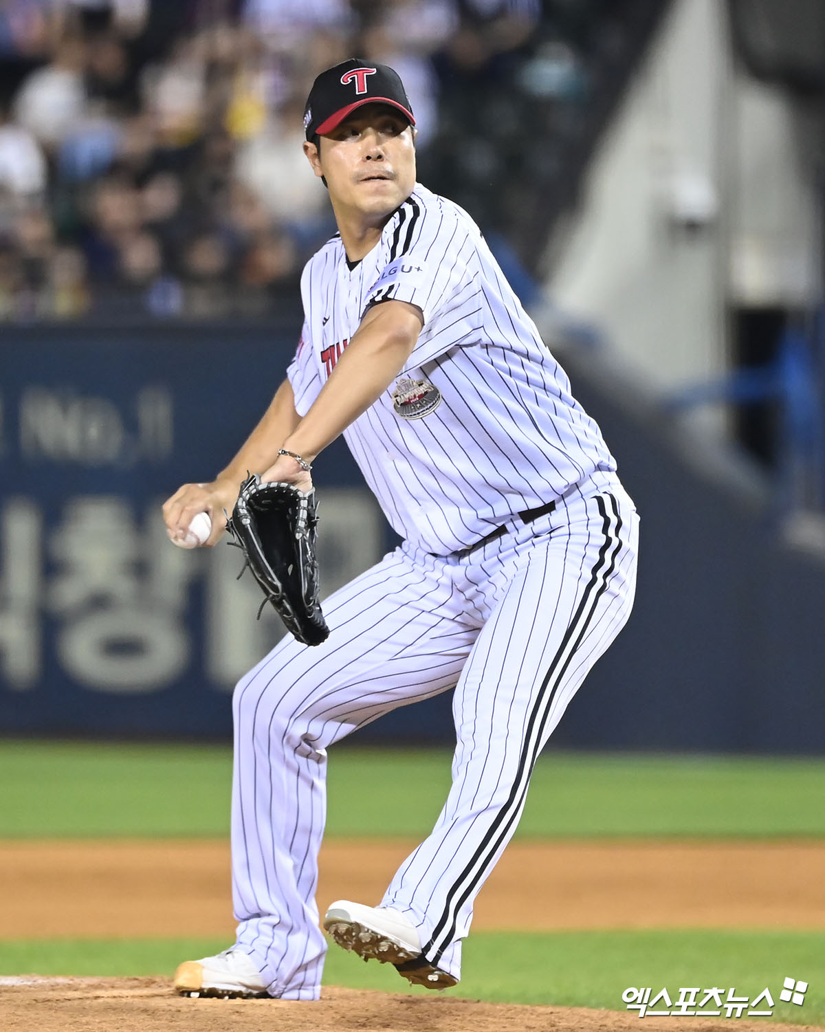 LG 투수 김진성은 23일 사직구장에서 열릴 '2024 신한 SOL Bank KBO 리그' 롯데와 주중 3연전 첫 경기를 앞두고 1군 엔트리에서 빠졌다. 김진성은 하루 전 SNS에 올린 게시글로 구단 내부 징계를 받았다. 엑스포츠뉴스 DB