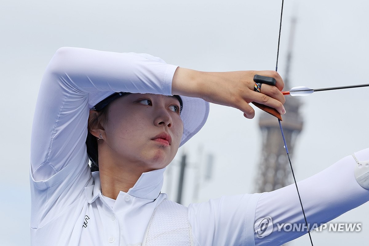 2024 파리 하계올림픽 대한민국 선수단 종합 성적에 대한 외신의 전망이 엇갈리고 있는 미국 스포츠일러스트레이티드는 한국이 이번 대회에서 금5에 그칠 것으로 내다봤다. 1976년 몬트리올 올림픽 금1 이후 48년 만의 최소 금메달을 내다봤다. 반면 그레이스노트는 한국이 금메달 9개를 거머쥐어 종합 10위를 차지할 것으로 전망했다. 여자 양궁 금메달 후보인 임시현이 23일 파리에서 적응훈련을 하고 있다. 연합뉴스