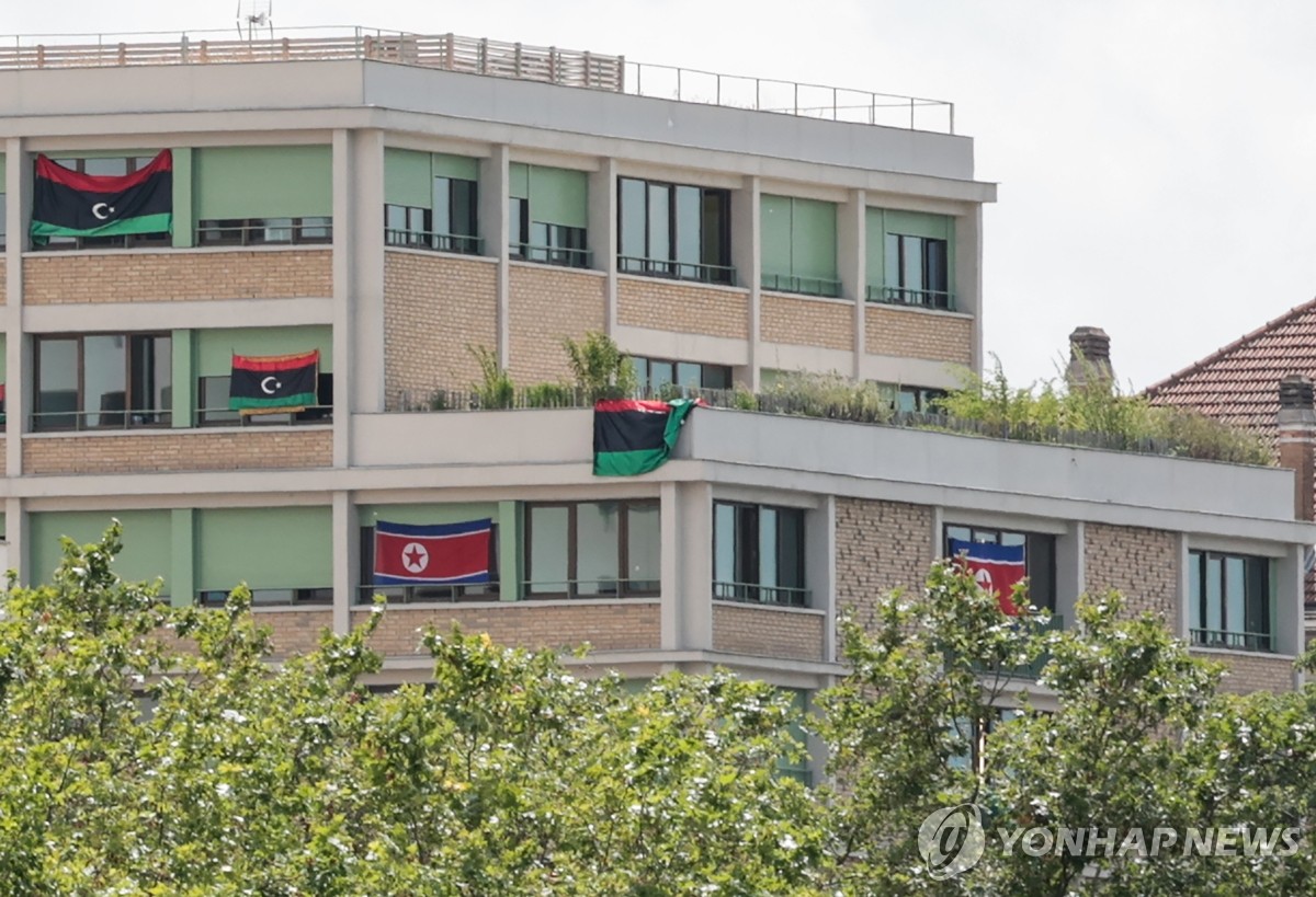 23일 파리 생드니에 위치한 2024 파리 올림픽 선수촌 내 북한 선수단 숙소에 인공기가 걸려 있다. 연합뉴스