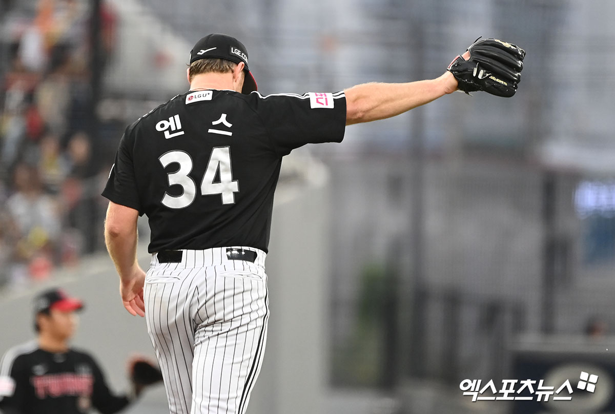 LG 투수 엔스는 23일 사직구장에서 열린 '2024 신한 SOL Bank KBO 리그' 롯데와 주중 3연전 첫 경기에서 선발 등판했다. 이날 6이닝 무실점으로 호투해 팀 승리에 보탬이 됐다. 엑스포츠뉴스 DB