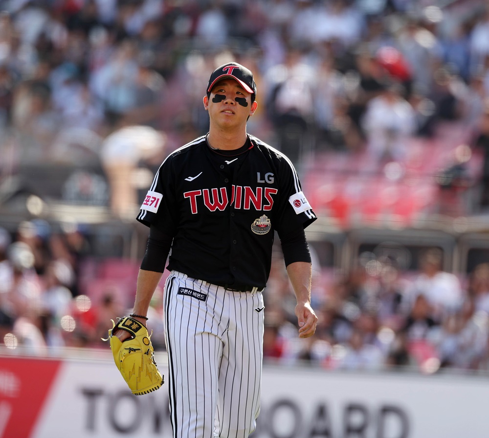 LG 투수 김유영은 23일 사직구장에서 열린 '2024 신한 SOL Bank KBO 리그' 롯데와 주중 3연전 첫 경기에서 7회말 구원 등판했다. 무사 1,3루에서 실점하지 않으며 홀드를 기록. 팀 승리에 힘을 보탰다. LG 트윈스