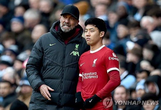 일본 축구 최고 스타인 쿠보 타케후사의 잉글리시 프리미어리그 명문 리버풀 이적설이 강하게 나돌고 있는 가운데 리버풀에 먼저 진출한 미드필더 엔도 와타루가 쿠보를 강하게 추천한 것으로 드러났다. 영국 언론은 23일 엔도가 방송에 출연해 모하메드 살라의 대체자가 일본 대표팀에 있느냐는 질문에 쿠보를 지목했다고 밝혔다. 연합뉴스