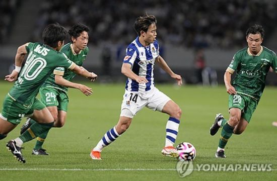 일본 축구 최고 스타인 쿠보 타케후사의 잉글리시 프리미어리그 명문 리버풀 이적설이 강하게 나돌고 있는 가운데 리버풀에 먼저 진출한 미드필더 엔도 와타루가 쿠보를 강하게 추천한 것으로 드러났다. 영국 언론은 23일 엔도가 방송에 출연해 모하메드 살라의 대체자가 일본 대표팀에 있느냐는 질문에 쿠보를 지목했다고 밝혔다. 연합뉴스