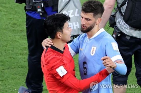 로드리고 벤탄쿠르는 토트넘 홋스퍼에서 사랑받는 선수지만, 이번 한국 투어만큼은 불참하는 게 차라리 다행일 수 있다. 지난달 터진 손흥민 인종차별 논란 때문에 기존 손흥민 덕에 토트넘에 대해 좋은 이미지를 갖고 있는 팬들이 돌아설 수 있기 때문이다. 벤탄쿠르는 이달 중순까지 미국에서 진행됐던 남미축구연맹(CONMEBOL) 코파 아메리카 2024에 참가해 준결승까지 올라 대회 이후 휴가를 받았다. 사진 연합뉴스