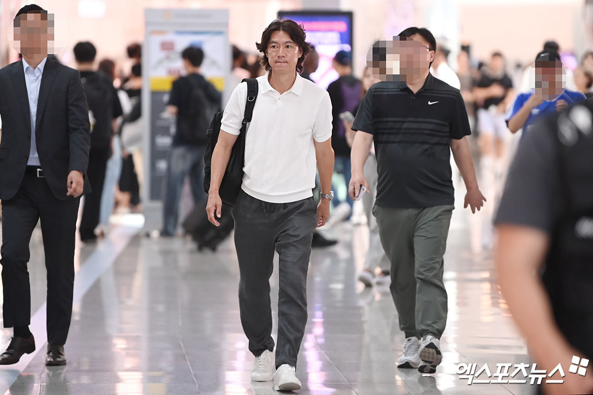 대한민국 축구 국가대표팀 사령탑에 부임한 뒤 유럽 출장 길에 올랐던 홍명보 감독이 현지 비행편 차질로 인해 당초 예정했던 24일이 아닌 25일 귀국할 예정이다. 대한축구협회는 지난 23일 늦은 밤 공지를 통해 '현지 항공 지연으로 홍 감독이 귀국편에 탑승하지 못했다'며 '24일 귀국은 불가능한 것으로 확인됐다. 25일 오전 귀국 예정'이라고 밝혔다. 홍 감독은 이달 말 취임 기자회견을 열 것으로 예상된다. 엑스포츠뉴스DB