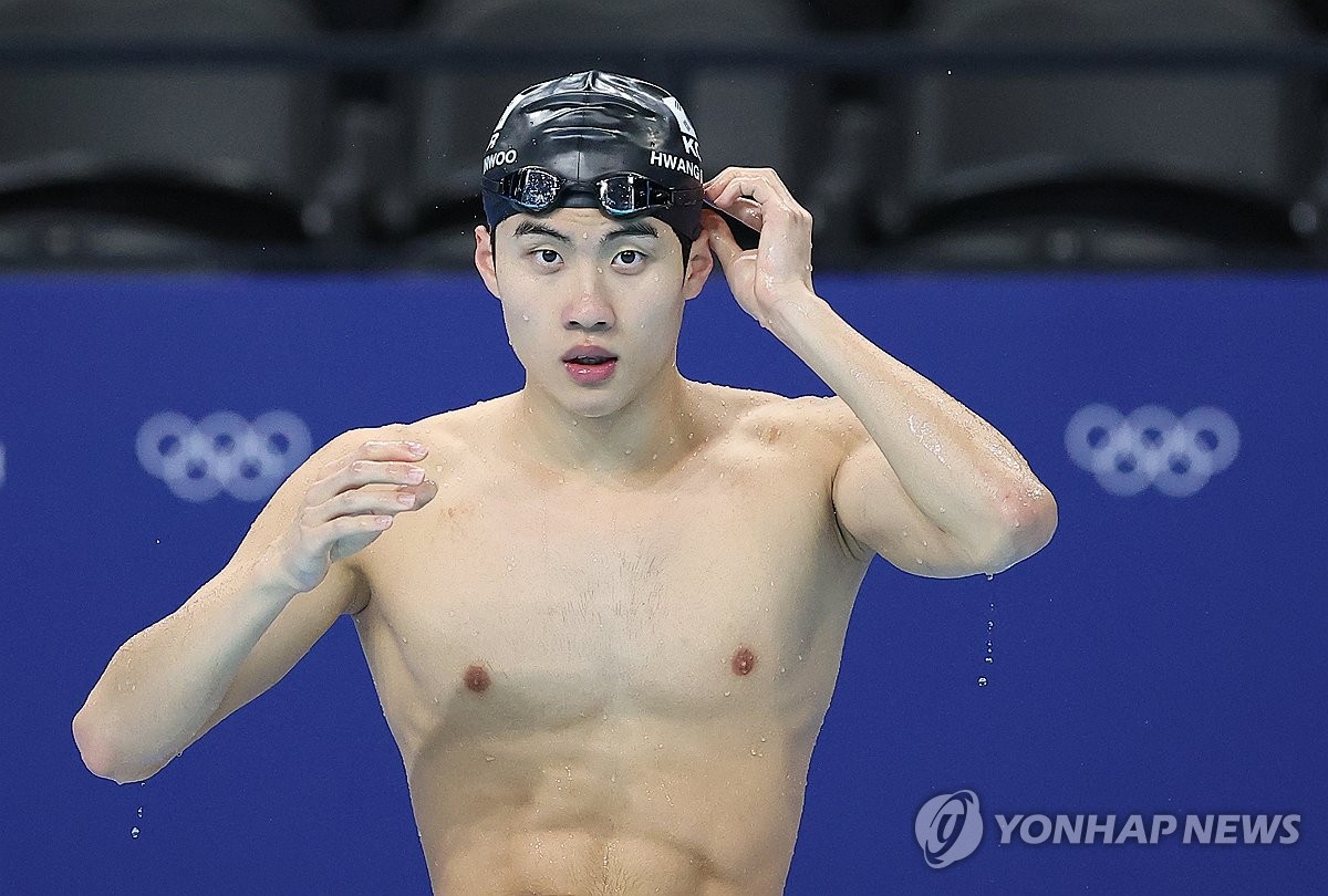 한국 수영 대표팀 간판 황선우가 23일 프랑스 파리 라데팡스 수영장에서 2024 파리 올림픽 대비 적응 훈련에 들어갔다. 연합뉴스