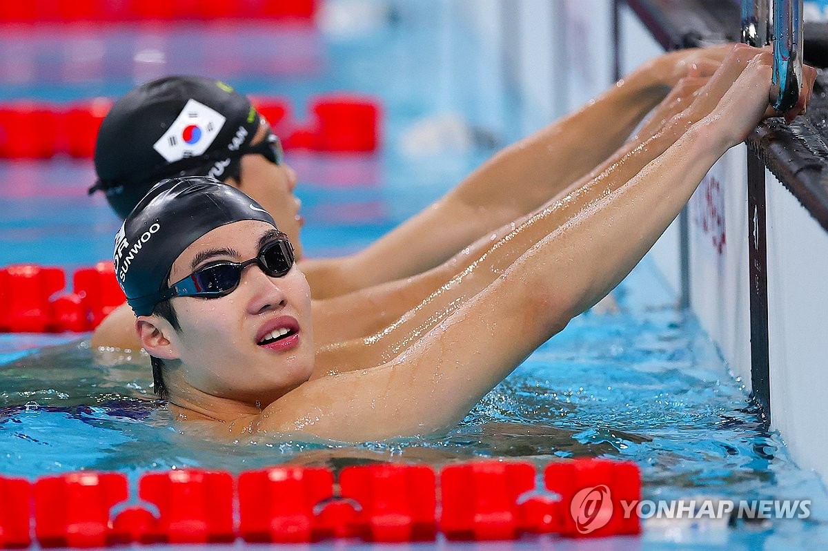 한국 수영 대표팀 간판 황선우가 23일 프랑스 파리 라데팡스 수영장에서 2024 파리 올림픽 대비 적응 훈련에 들어갔다. 연합뉴스