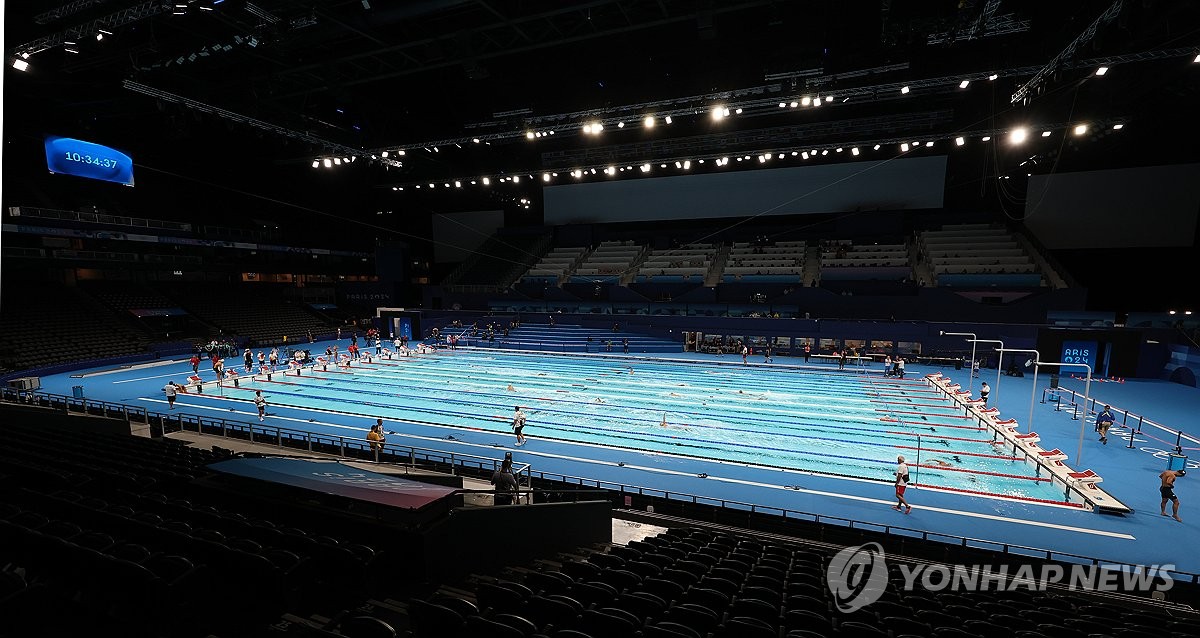 각국 수영 선수들이 23일 프랑스 파리 라데팡스 수영장에서 2024 파리 올림픽 대비 적응 훈련에 들어갔다. 연합뉴스