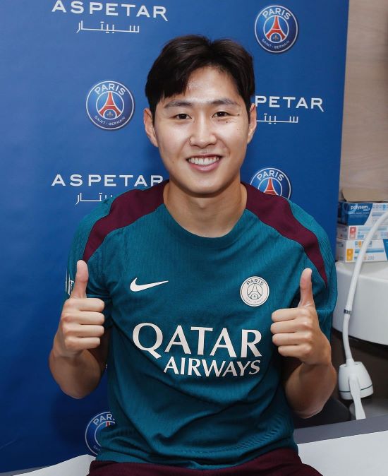 프랑스 최고 명문 파리 생제르맹(PSG)에서 뛰는 이강인이 구단에 복귀했으나 당분간 실전 없이 훈련만 하게 될 것으로 보인다. PSG는 오는 7일 오스트리아에서 현지 구단 슈트룸 그라츠와 프리시즌 첫 경기를 치른다. 미국과 중국 투어를 예정했으나 주전급 선수들 상당수가 유로 2024, 코파 아메리카 참가로 휴식이 필요해 취소할 수밖에 없었다. PSG