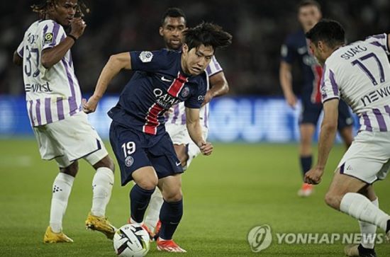 프랑스 최고 명문 파리 생제르맹(PSG)에서 뛰는 이강인이 구단에 복귀했으나 당분간 실전 없이 훈련만 하게 될 것으로 보인다. PSG는 오는 7일 오스트리아에서 현지 구단 슈트룸 그라츠와 프리시즌 첫 경기를 치른다. 미국과 중국 투어를 예정했으나 주전급 선수들 상당수가 유로 2024, 코파 아메리카 참가로 휴식이 필요해 취소할 수밖에 없었다. 연합뉴스