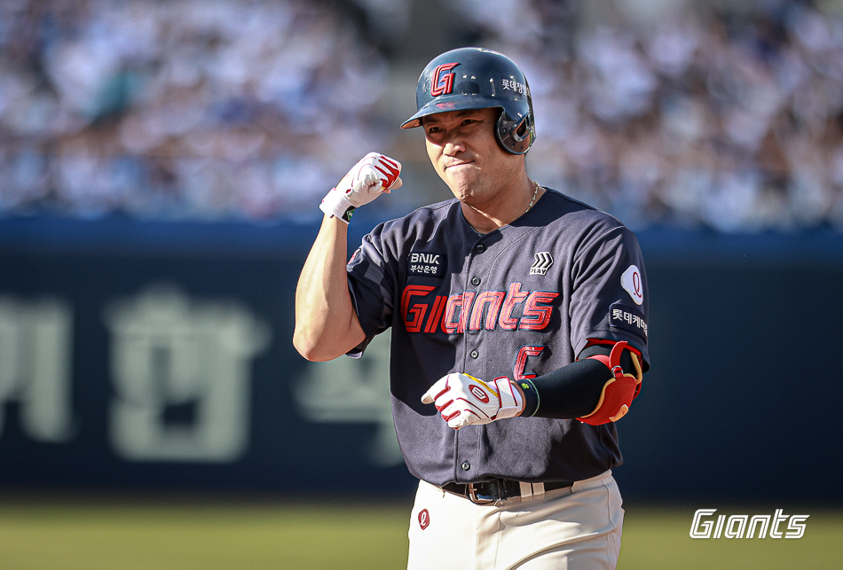 롯데 외야수 전준우는 23일 사직구장에서 열린 '2024 신한 SOL Bank KBO 리그' LG와 주중 3연전 첫 경기에서 2번타자 좌익수로 선발 출전했다. 시즌 첫 2번타자 출전이었지만, 침묵하며 승리를 이끌지 못했다. 롯데 자이언츠