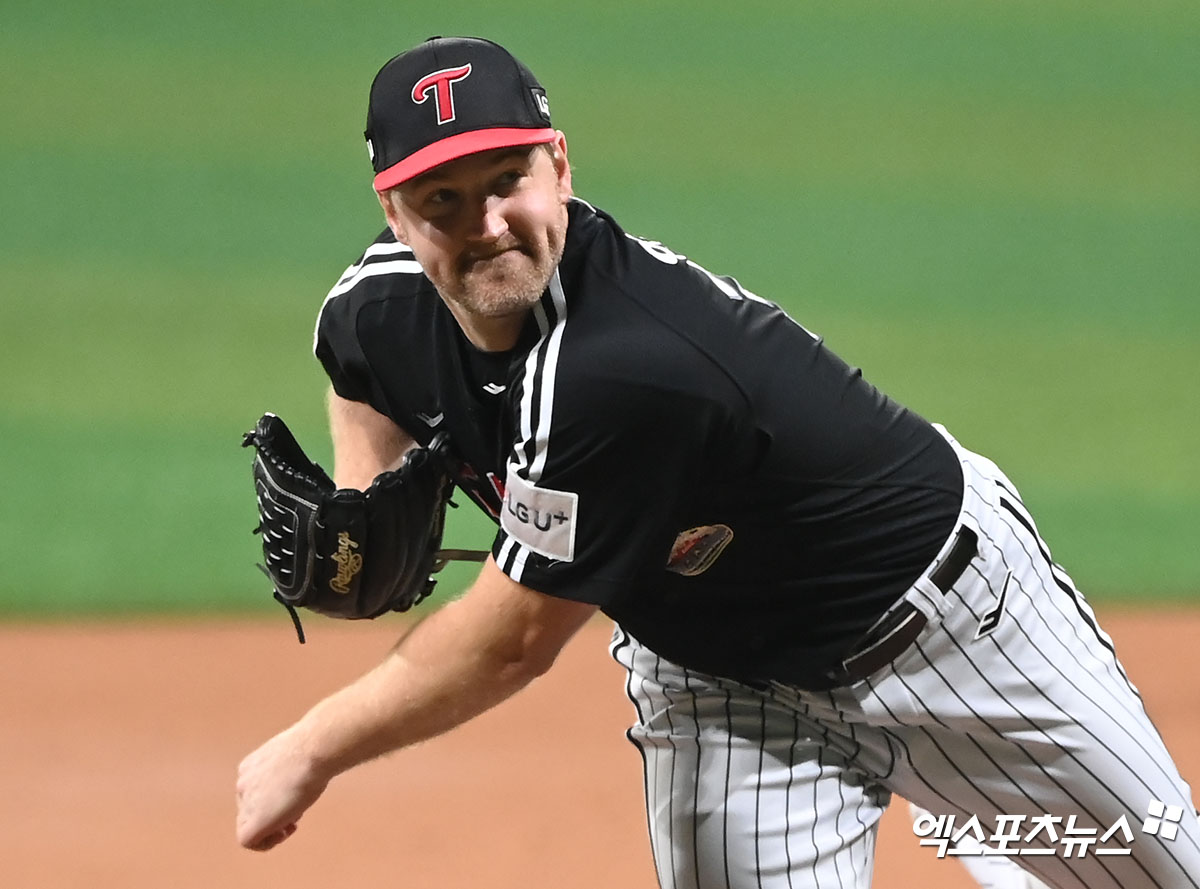 LG 투수 엔스는 23일 사직구장에서 열린 '2024 신한 SOL Bank KBO 리그' 롯데와 주중 3연전 첫 경기에서 선발 등판했다. 이날 6이닝 무실점으로 호투해 팀 승리에 보탬이 됐다. 엑스포츠뉴스 DB