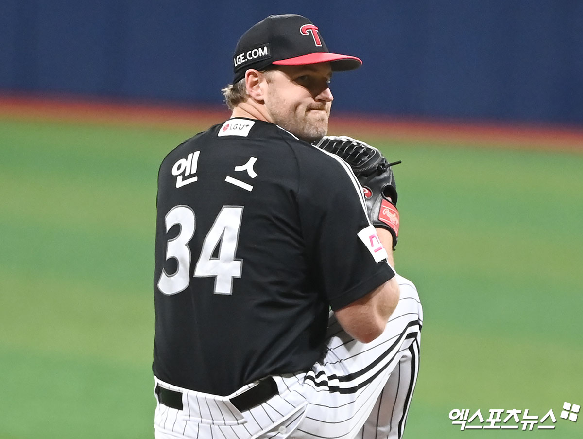 LG 투수 엔스는 23일 사직구장에서 열린 '2024 신한 SOL Bank KBO 리그' 롯데와 주중 3연전 첫 경기에서 선발 등판했다. 이날 6이닝 무실점으로 호투해 팀 승리에 보탬이 됐다. 엑스포츠뉴스 DB