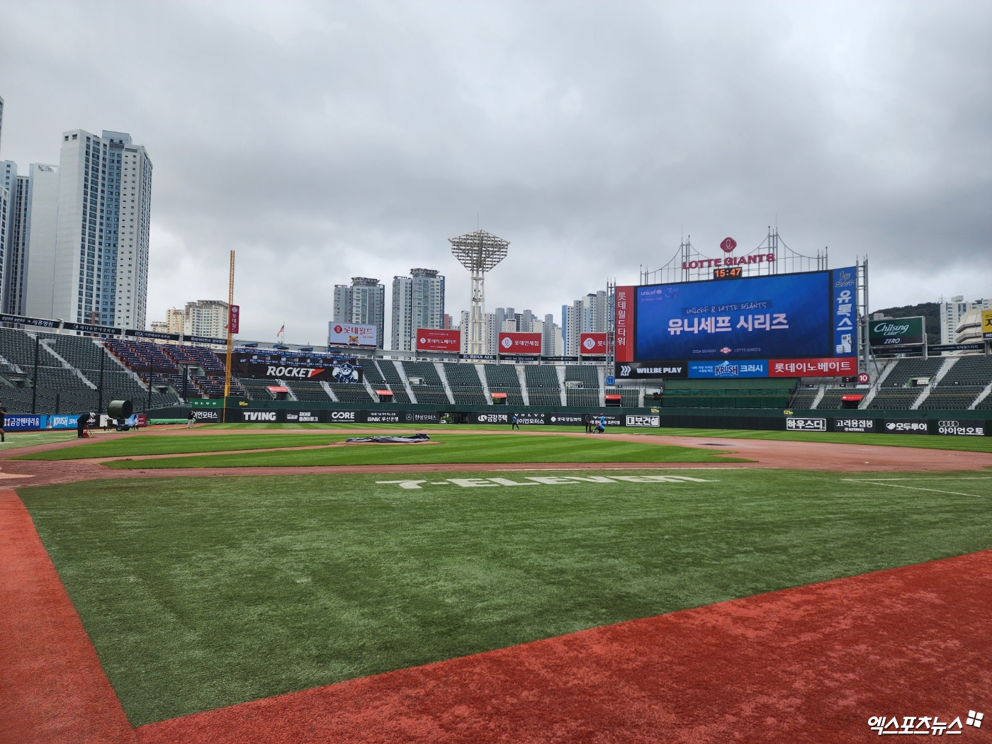 ​​24일 사직구장에서 열릴 예정이던 롯데와 LG의 '2024 신한 SOL Bank KBO 리그' 주중 3연전 두 번째 경기는 그라운드 사정으로 취소됐다. 사직, 박정현 기자 