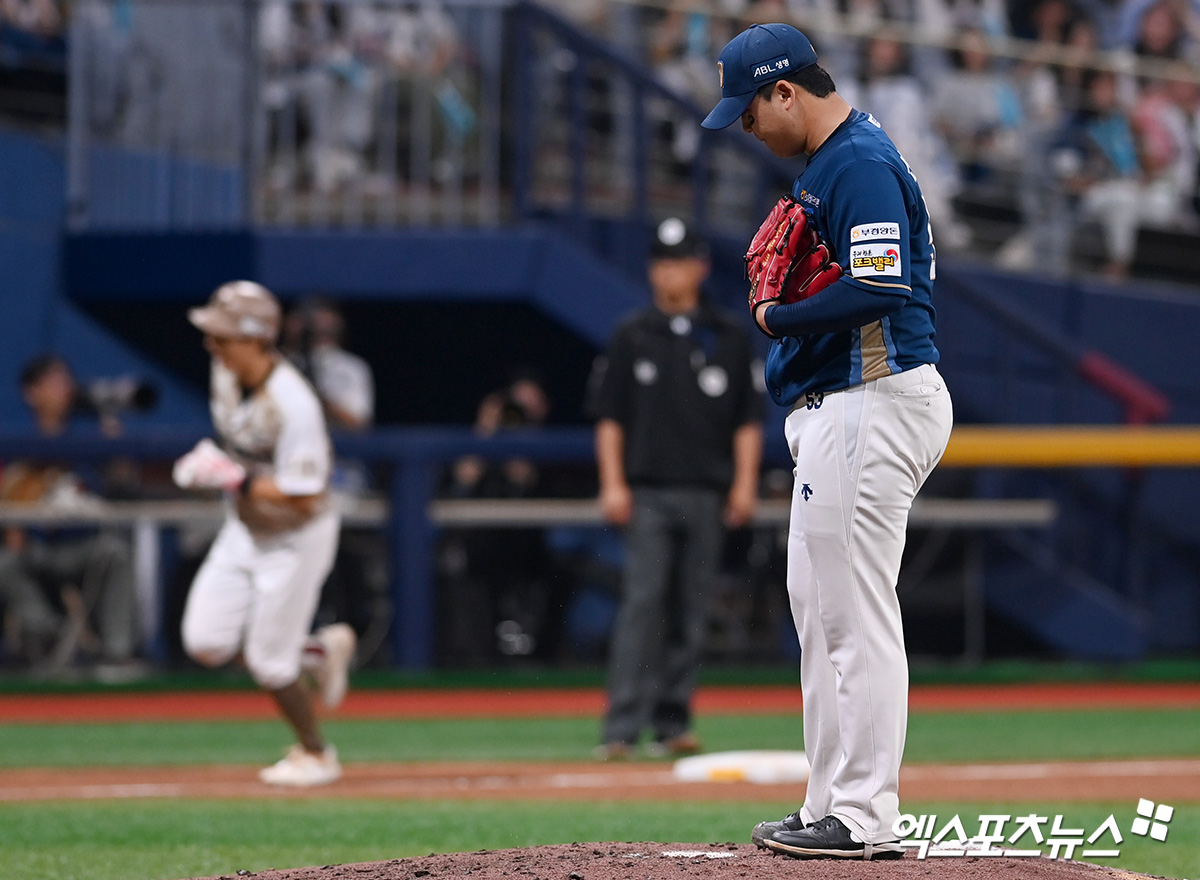  27일 오후 서울 구로구 고척스카이돔에서 열린 '2024 신한 SOL뱅크 KBO리그' NC 다이노스와 키움 히어로즈의 경기, 4회말 1사 2루 NC 선발 신민혁이 키움 이주형에게 투런포를 허용한 뒤 아쉬워 하고 있다. 엑스포츠뉴스 DB