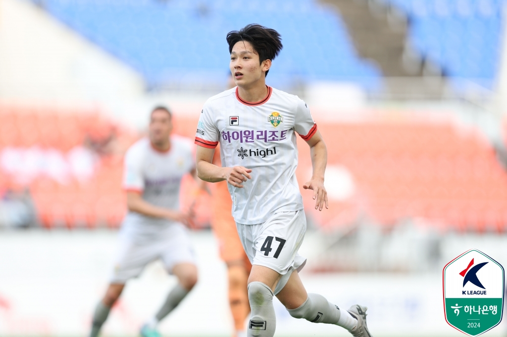 영국 매체 팀 토크는 25일(한국시간) 강원FC 윙어 양민혁에 대한 한국 축구 전문가 조엘 킴의 평가를 보도했다. 2006년생 어린 윙어 양민혁은 프리미어리그 강호 토트넘 홋스퍼 이적을 앞둔 상태이다. 이에 전문가는 인터뷰에서 대한민국 축구대표팀과 토트넘의 주장이자 에이스 손흥민처럼 양발을 사용하고 왼쪽과 오른쪽 모두 뛸 수 있다며 양민혁을 높이 평가했다. 한국프로축구연맹 제공