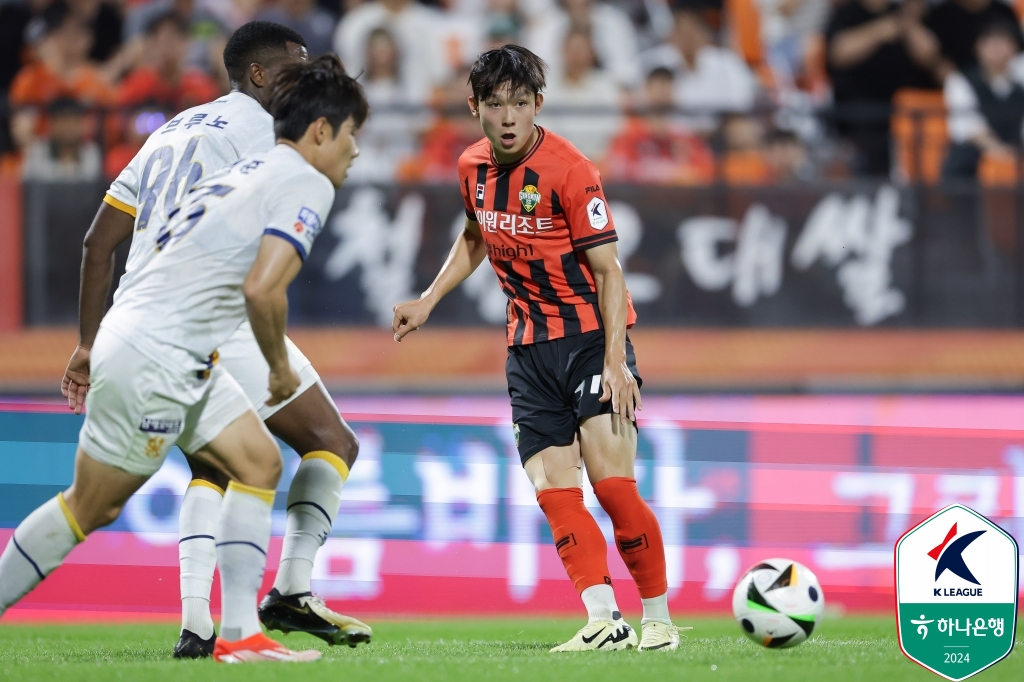 영국 매체 팀 토크는 25일(한국시간) 강원FC 윙어 양민혁에 대한 한국 축구 전문가 조엘 킴의 평가를 보도했다. 2006년생 어린 윙어 양민혁은 프리미어리그 강호 토트넘 홋스퍼 이적을 앞둔 상태이다. 이에 전문가는 인터뷰에서 대한민국 축구대표팀과 토트넘의 주장이자 에이스 손흥민처럼 양발을 사용하고 왼쪽과 오른쪽 모두 뛸 수 있다며 양민혁을 높이 평가했다. 한국프로축구연맹 제공