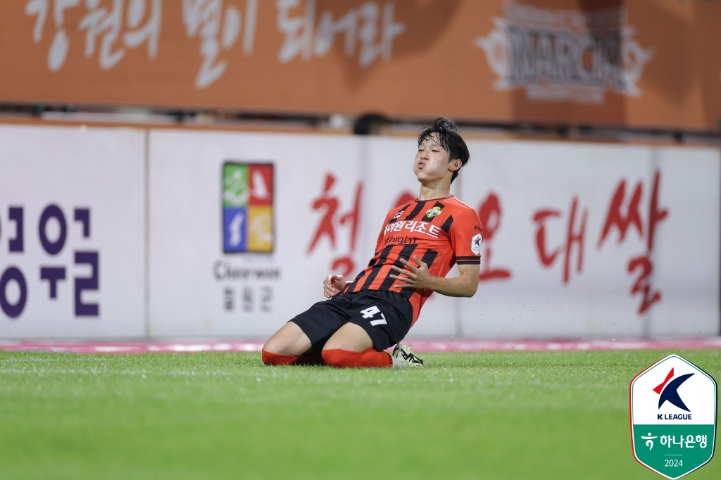 영국 매체 팀 토크는 25일(한국시간) 강원FC 윙어 양민혁에 대한 한국 축구 전문가 조엘 킴의 평가를 보도했다. 2006년생 어린 윙어 양민혁은 프리미어리그 강호 토트넘 홋스퍼 이적을 앞둔 상태이다. 이에 전문가는 인터뷰에서 대한민국 축구대표팀과 토트넘의 주장이자 에이스 손흥민처럼 양발을 사용하고 왼쪽과 오른쪽 모두 뛸 수 있다며 양민혁을 높이 평가했다. 한국프로축구연맹 제공