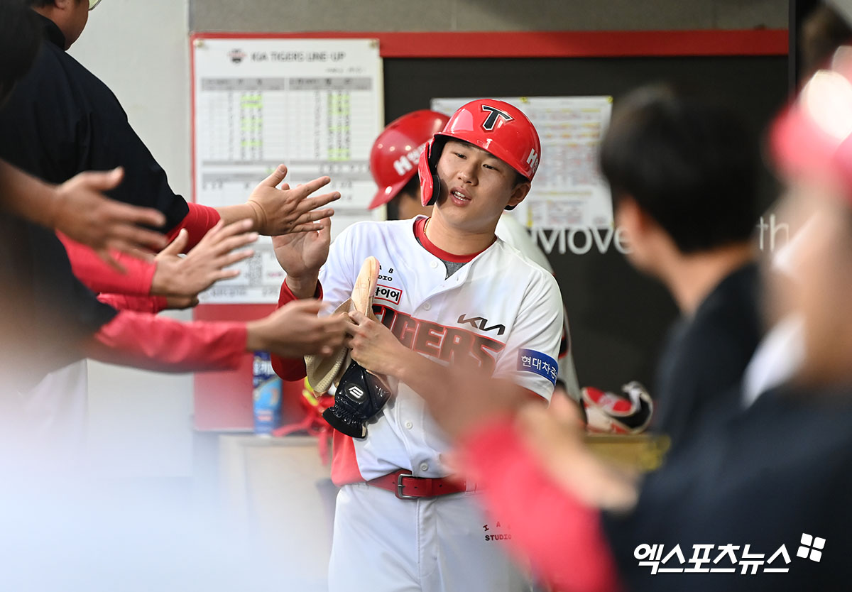 19일 오후 광주기아챔피언스필드에서 열린 '2024 신한 SOL Bank KBO리그' LG 트윈스와 KIA 타이거즈의 경기, 2회말 2사 만루 KIA 최원준이 소크라테스의 밀어내기 볼넷때 득점에 성공한 후 더그아웃에서 하이파이브를 하고 있다. 엑스포츠뉴스 DB