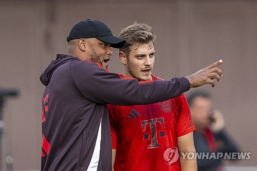 뮌헨이 25일(한국시간) 독일 바이에른주 테게른제에 있는 뮌헨 훈련 캠프에서 진행된 FC로타흐-에게른(7부리그)과의 친선 경기에서 14-1 대승을 거두며 새로운 출발을 알렸다. 후반전에 교체 출전한 김민재는 이토 히로키와 함께 백3를 구성했다. 그는 지난해 여름 뮌헨 입단 이후 처음으로 실전 경기에서 주장 완장을 차고 나와 무실점으로 경기를 마무리 지어 다가올 시즌 주전 경쟁에 청신호를 알렸다. 연합뉴스