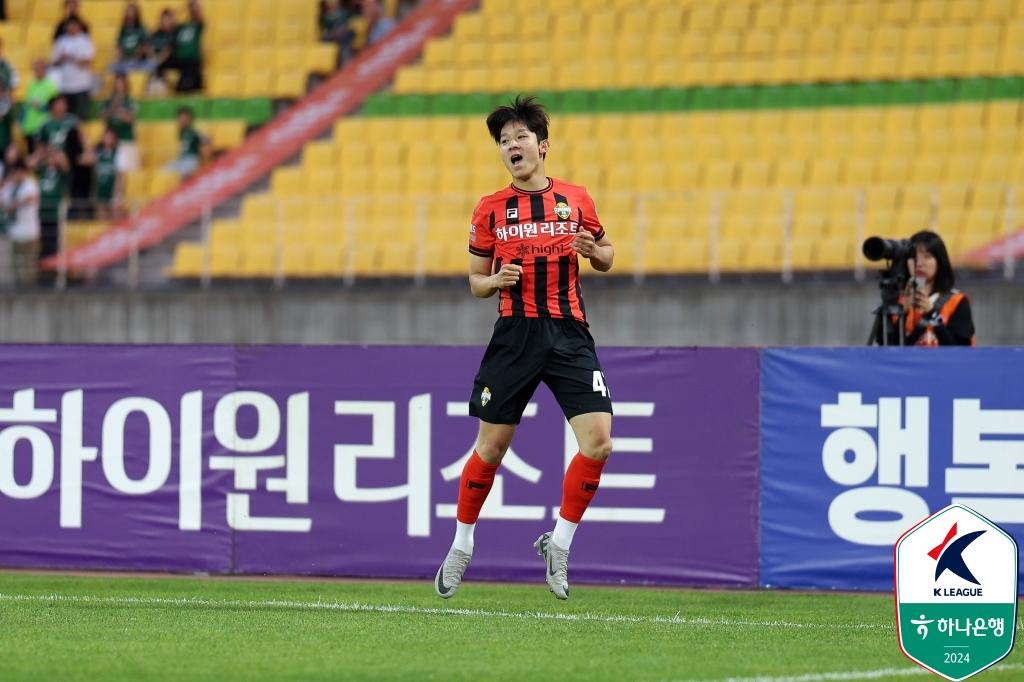 영국 BBC 지난 25일(한국시간) 토트넘이 한국의 떠오르는 재능 양민혁 영입에 임박했다고 보도했다. 양민혁은 오는 7월 31일 서울월드컵경기장에서 열릴 예정인 토트넘과 팀K리그 경기 때 영입이 확정돼 발표될 것으로 보인다. 한국프로축구연맹