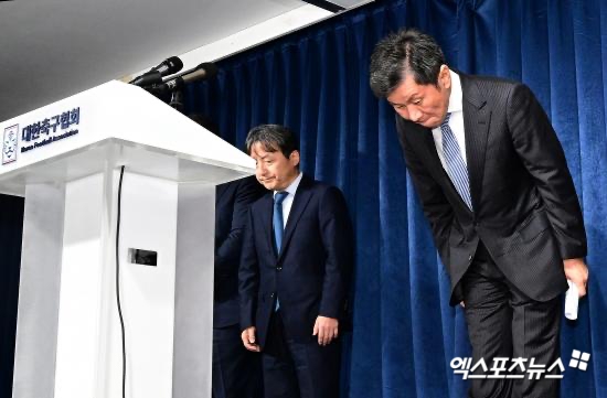 정몽규 대한축구협회장이 남자 축구 국가대표팀 감독 선임 과정에 대해 거센 비판을 받는 와중에 자신의 에세이 축구의 시대-정몽규 축구 30년을 출간했다.  브레인스토어 출판사는 25일 정몽규 회장이 자신의 축구 인생 30년을 되짚으며 작년 여름부터 1년간 집필한 에세이 축구의 시대를 출간했다라고 밝혔다. 엑스포츠뉴스DB