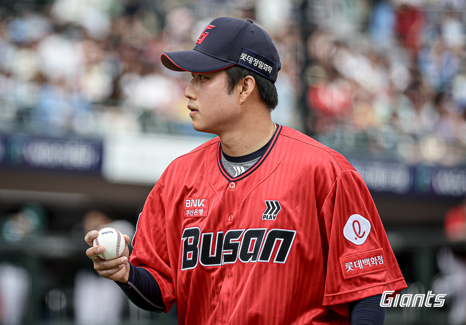 롯데 투수 김강현은 올해 인상적인 투구를 선보였다. 김상수가 빠진 불펜진에서 점점 기회를 얻을 전망이다. 롯데 자이언츠