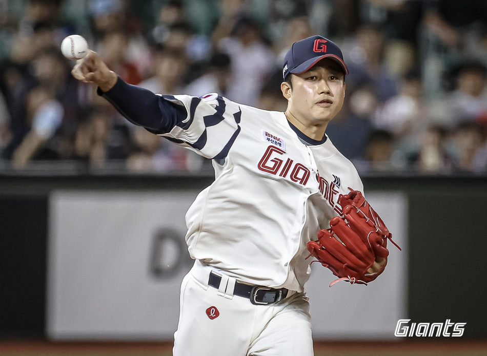 롯데 투수 김강현은 올해 인상적인 투구를 선보였다. 김상수가 빠진 불펜진에서 점점 기회를 얻을 전망이다. 롯데 자이언츠